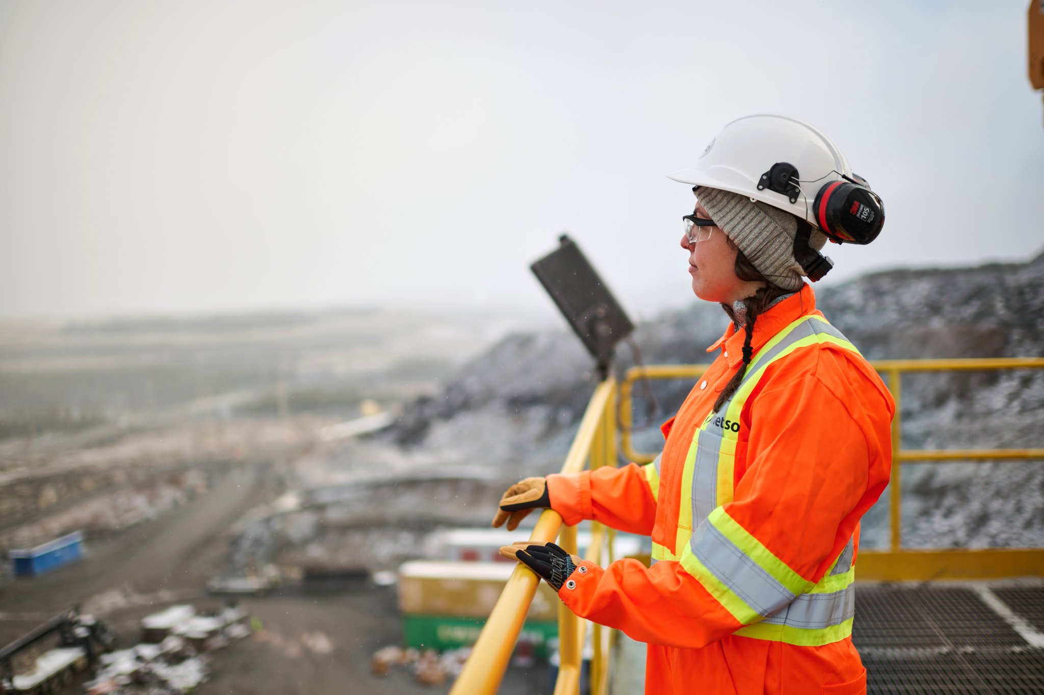The following is a case study about an industrial mining photography project we completed for metso, a global partner and supplier for businesses in the aggregates, mining, metals refining, and recycling industries. This shoot took place over a 3-day timespan at an iron and ore mining site in northern quebec. The purpose of the project was to capture images, video clips, and team testimonials of metso employees replacing a large piece of machinery for marketing