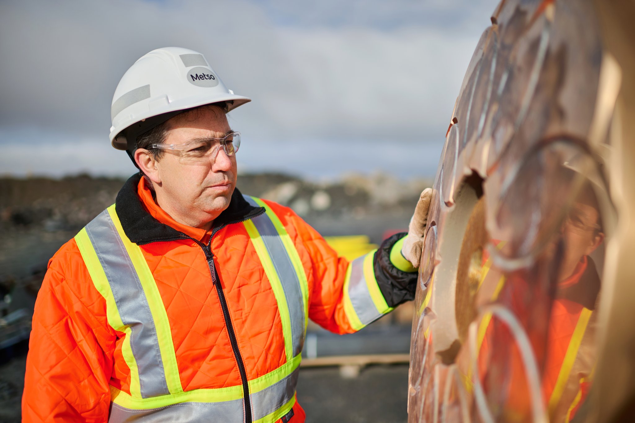 The following is a case study about an industrial mining photography project we completed for metso, a global partner and supplier for businesses in the aggregates, mining, metals refining, and recycling industries. This shoot took place over a 3-day timespan at an iron and ore mining site in northern quebec. The purpose of the project was to capture images, video clips, and team testimonials of metso employees replacing a large piece of machinery for marketing