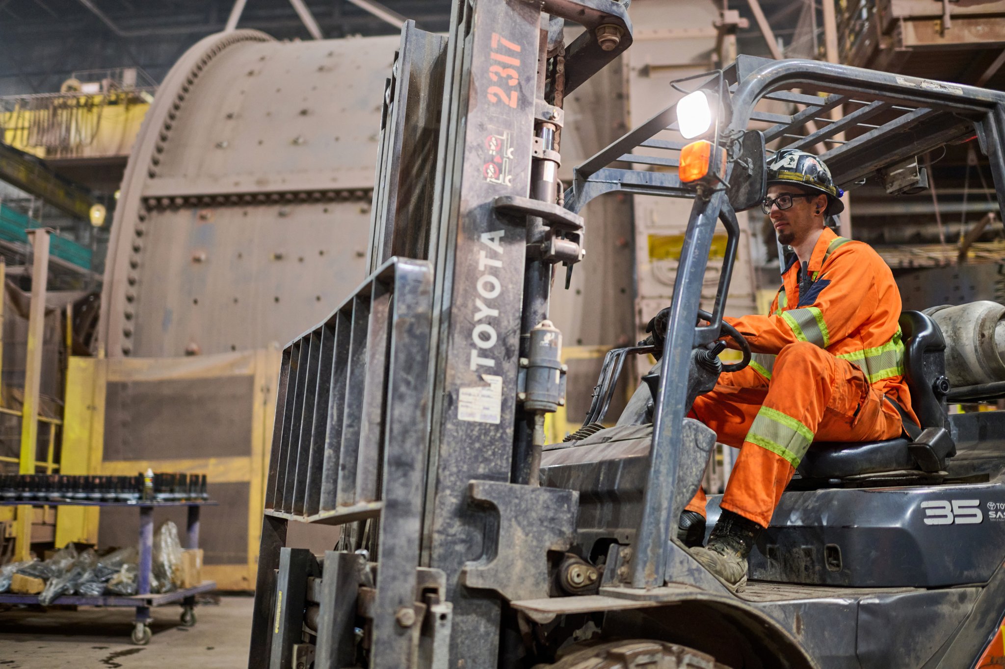 The following is a case study about an industrial mining photography project we completed for metso, a global partner and supplier for businesses in the aggregates, mining, metals refining, and recycling industries. This shoot took place over a 3-day timespan at an iron and ore mining site in northern quebec. The purpose of the project was to capture images, video clips, and team testimonials of metso employees replacing a large piece of machinery for marketing
